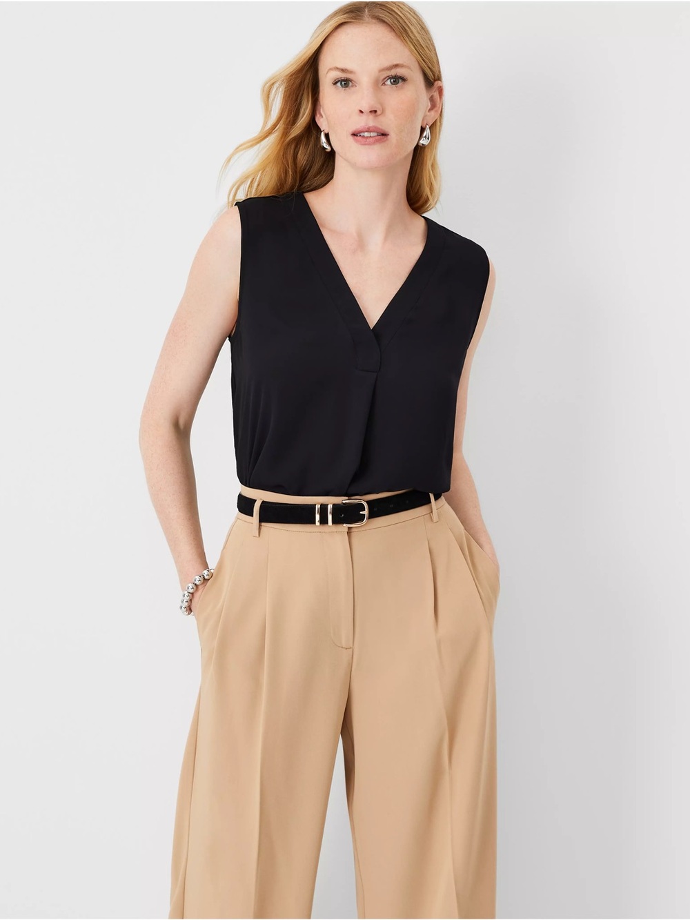 Ann Taylor Size M Black Sleeveless V-Neck Top